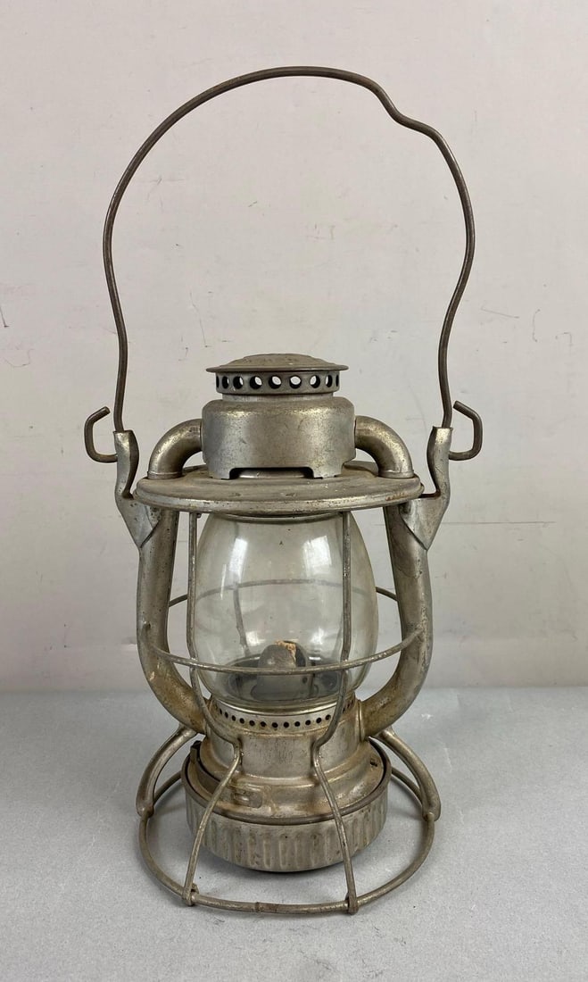 Vintage Dietz Vesta Kerosene Oil Lantern (1 of 3)