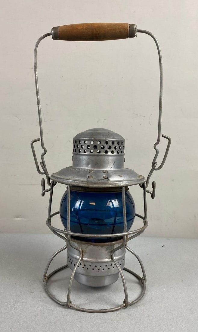 Vintage Pacific Canadian R.R. Kerosene Oil Lantern (1 of 3)