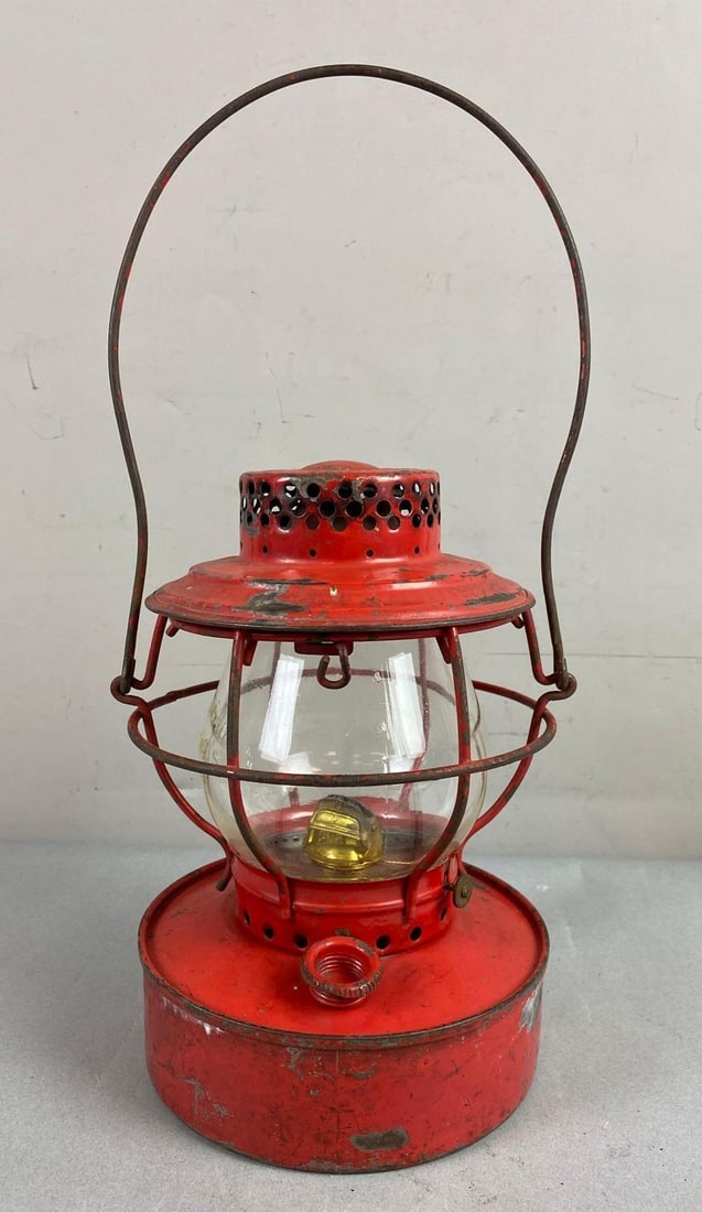 Vintage HandLan Kerosene Oil Lantern (1 of 3)