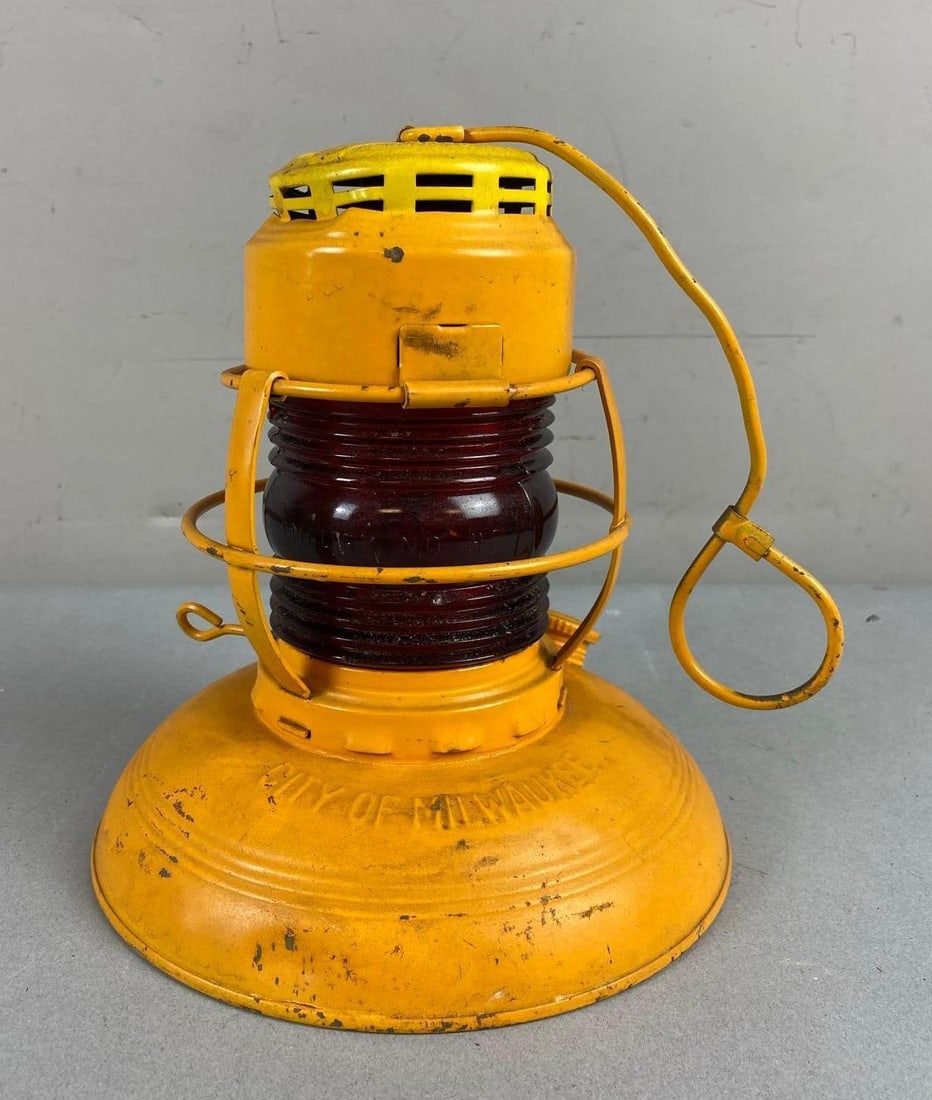 Vintage No. 40 Embury Traffic Guard Kerosene Oil Lantern (1 of 4)