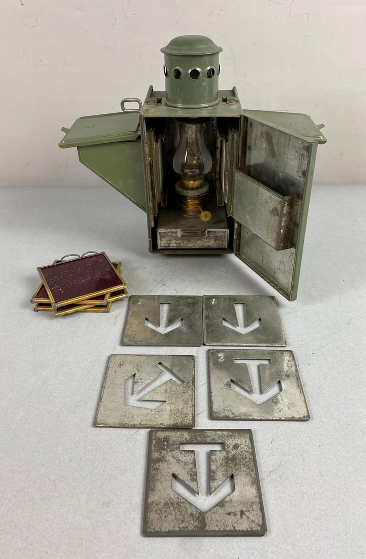Vintage WW2 German Directional Signal Kerosene Oil Lantern (1 of 5)