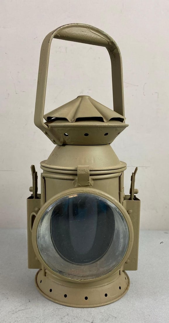 Vintage Post WW2 Chapman Bros 3 Signal Kerosene Oil Lantern (1 of 6)