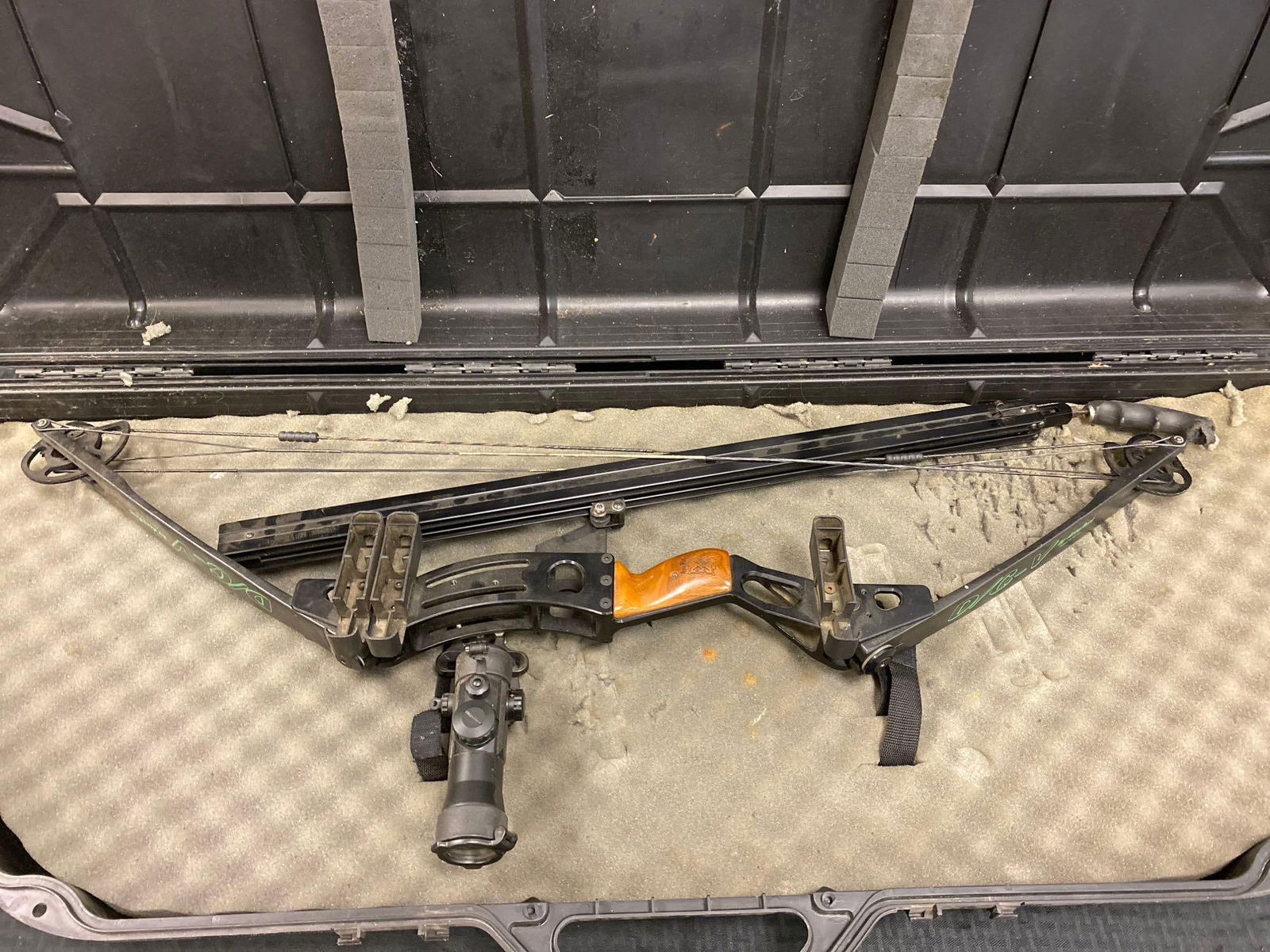 AccuRest D/C-V Compound Bow - 2