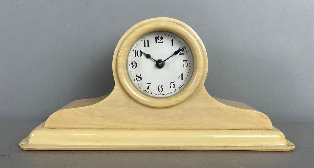 Vintage Bakelite Lux Table Clock (1 of 2)