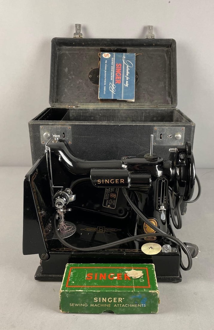 1950s Singer Featherweight 221 Portable Sewing Machine (1 of 4)