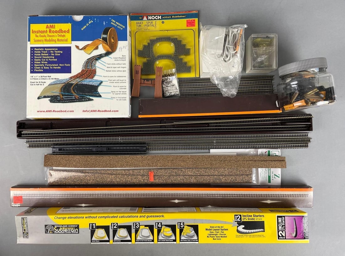Group of Marklin Mini-Club Z-Scale Train Tracks and More (1 of 3)