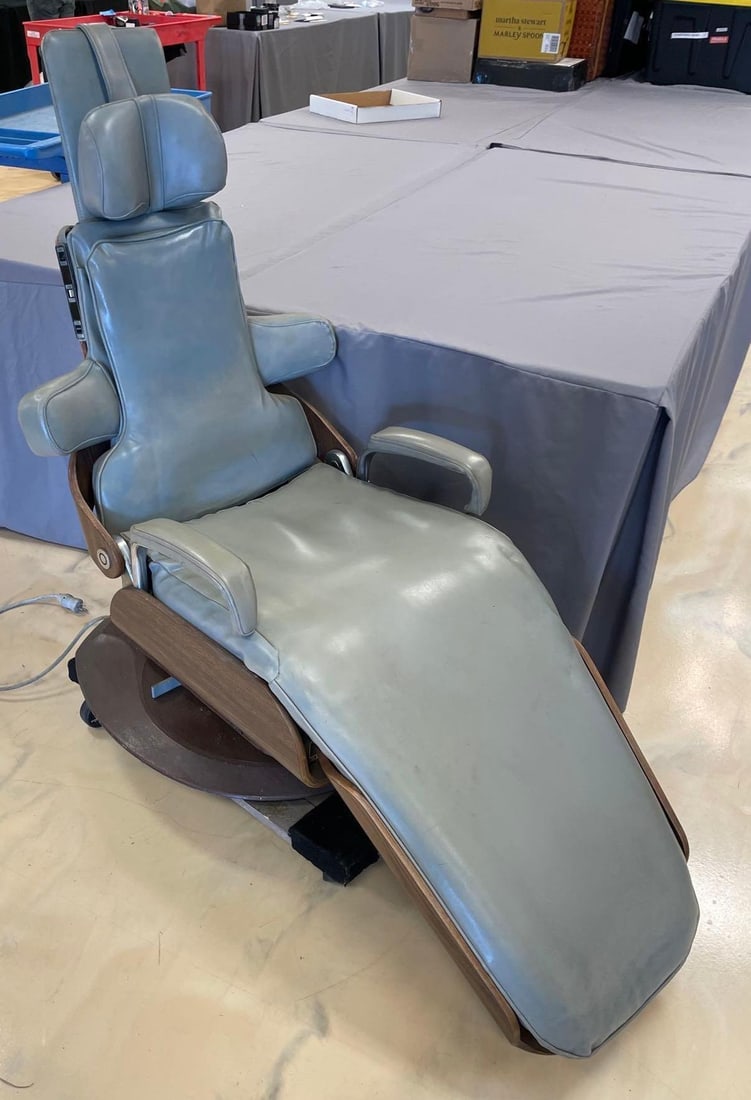 NO SHIPPING Vintage Adjustable Electric Dentist Chair (1 of 5)