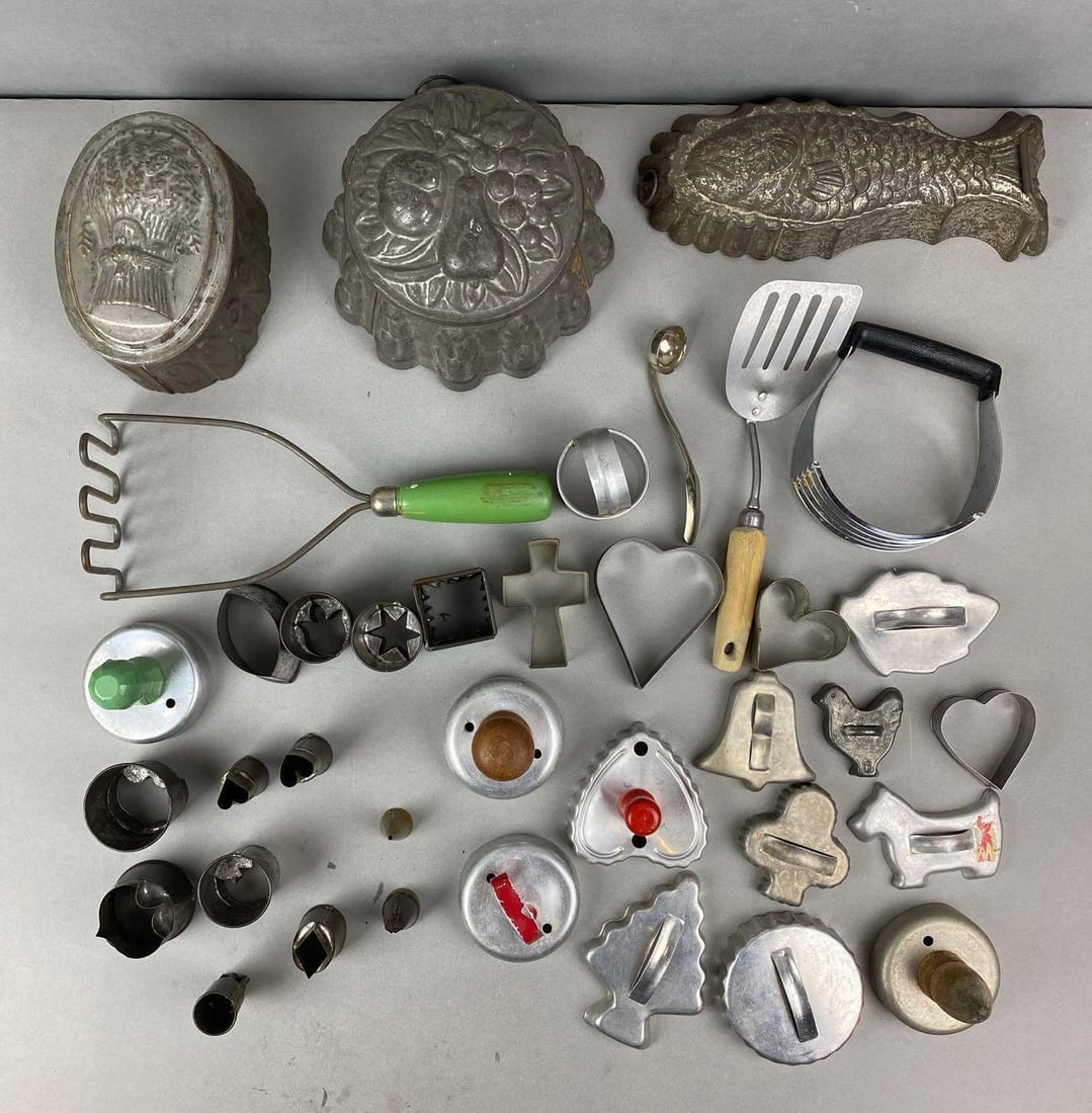 Group of Kitchen Items: In-House Shipping Option: If you would like to use our in-house shipping service, please select “Arrange My Own Shipping” when paying your invoice. After payment, our in-house shipping team wi