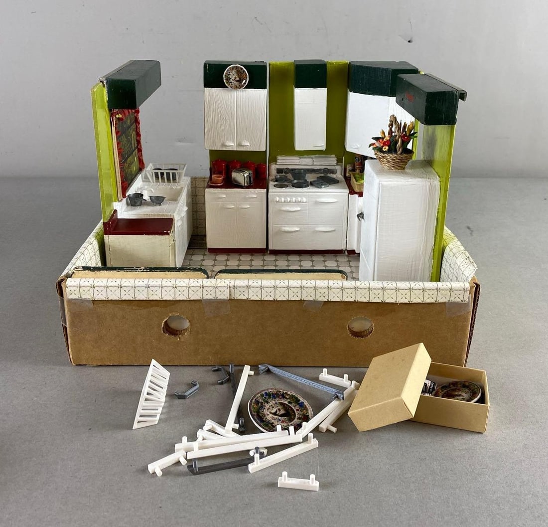 Group of Vintage HotPoint Doll House Kitchen Furniture (1 of 4)