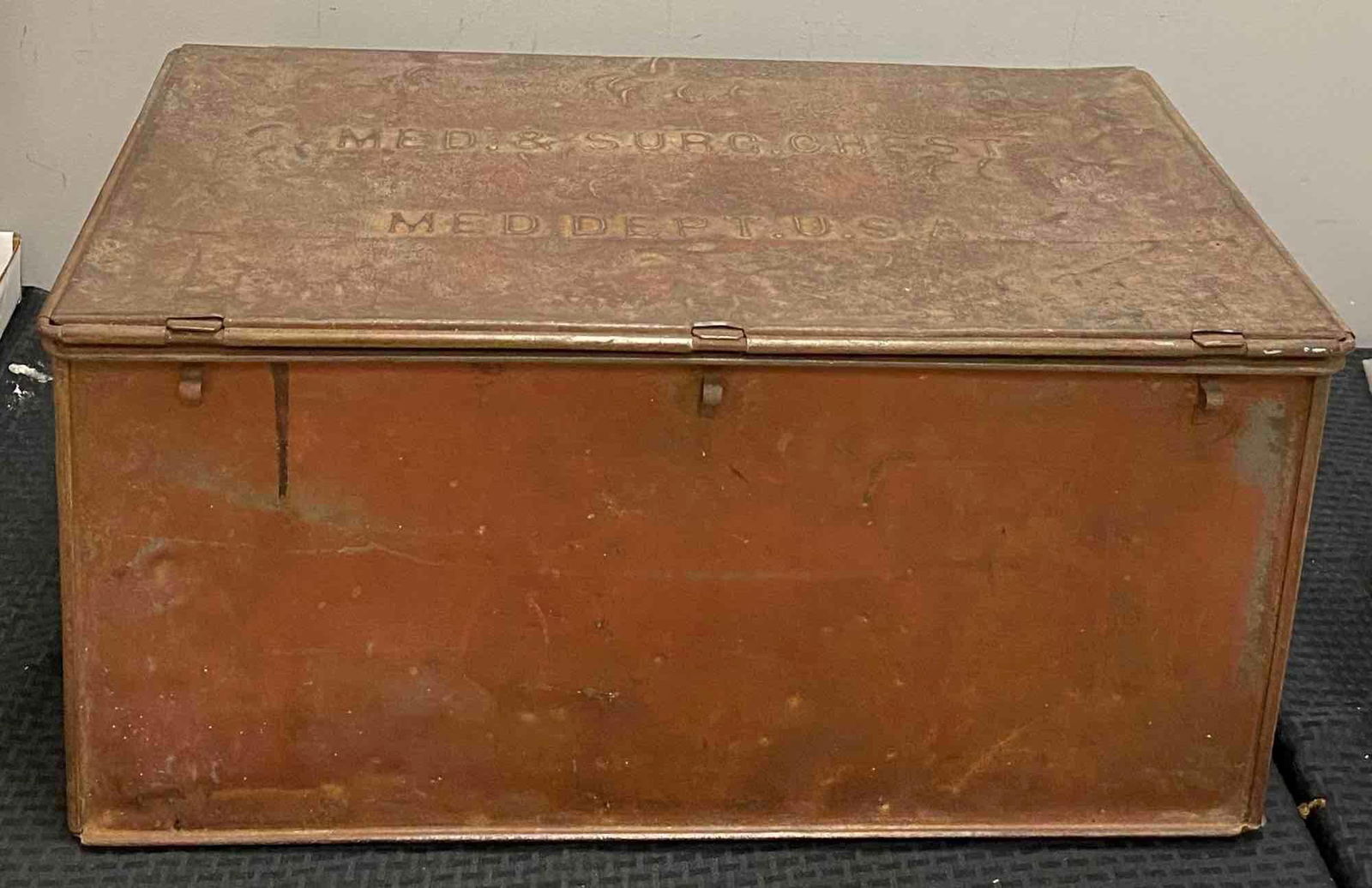 Vintage WW1 U.S. Army Medical & Surgical Chest: In-House Shipping Option: If you would like to use our in-house shipping service, please select “Arrange My Own Shipping” when paying your invoice. After payment, our in-house shipping team wi