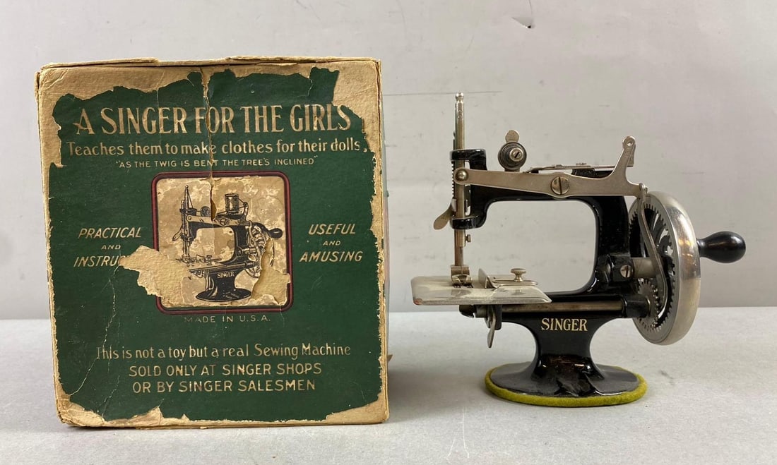 Vintage Singers Child Sewing Machine (1 of 4)