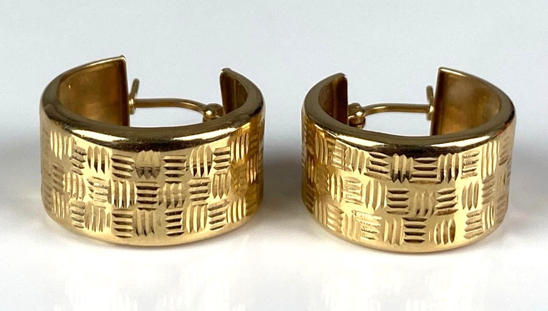 14K Yellow Gold Textured Hoop Earrings: In-House Shipping Option: If you would like to use our in-house shipping service, please select “Arrange My Own Shipping” when paying your invoice. After payment, our in-house shipping team