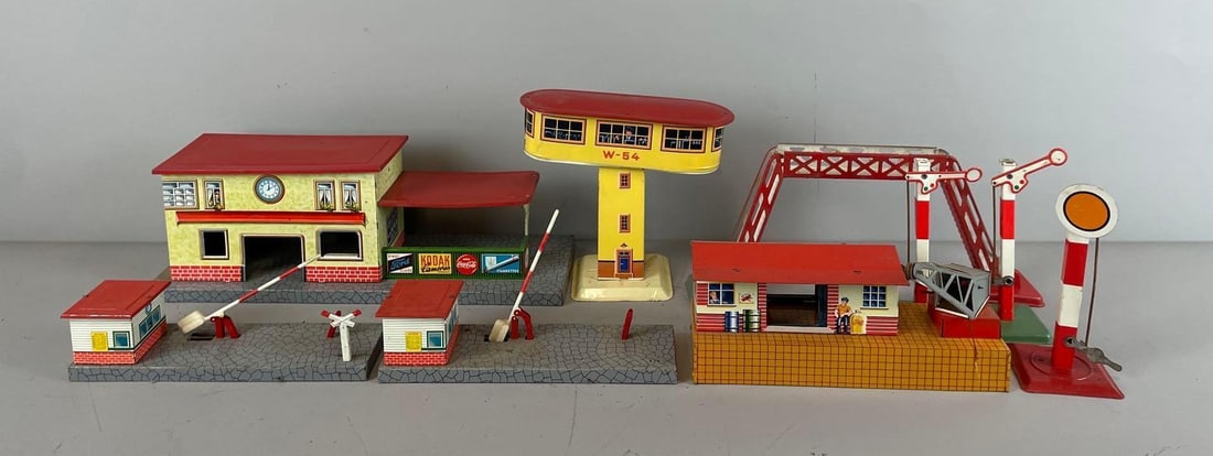 Group of Vintage Tin Litho HO Scale Train Buildings and More (1 of 3)