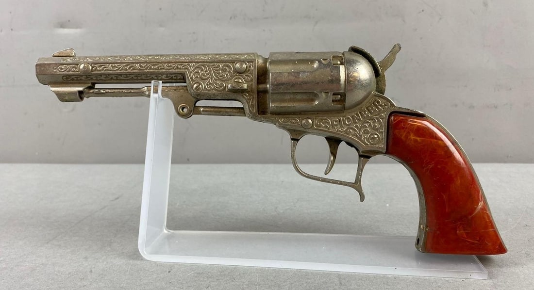 Vintage 1950’s Hubley 260 Pioneer Cap Revolver (1 of 5)