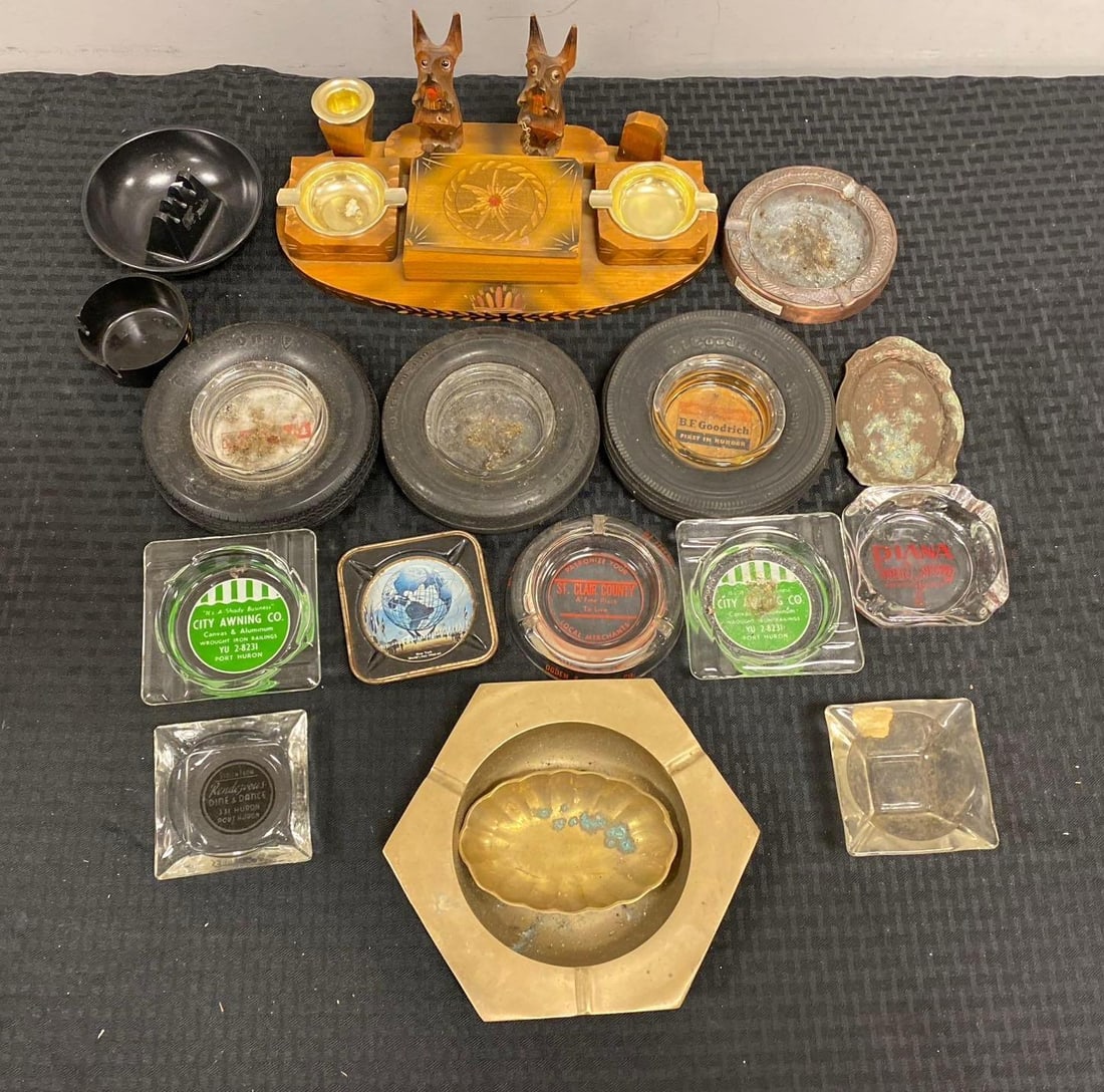 Group of Assorted Vintage Ash Trays (1 of 3)