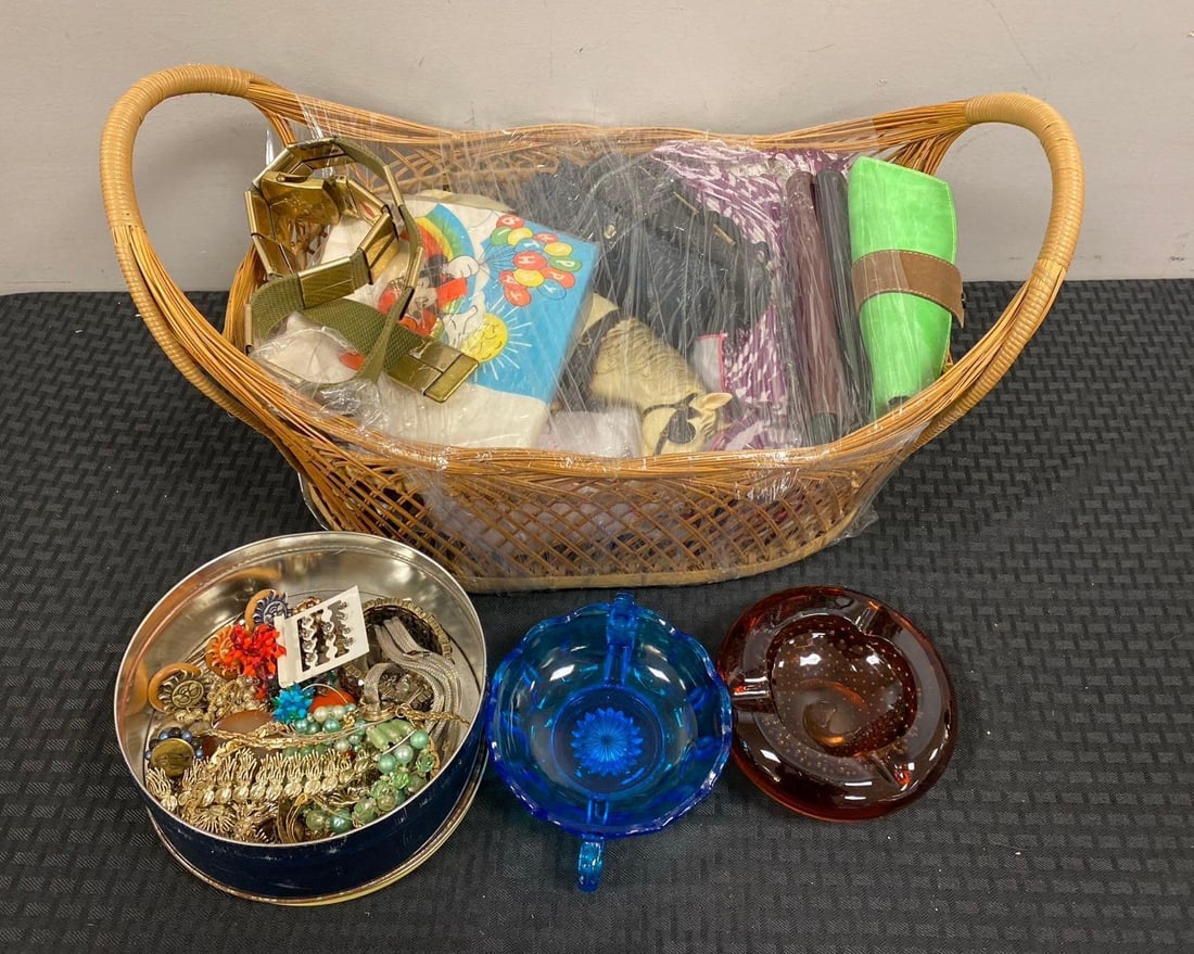 Group of Assorted Items (1 of 4)