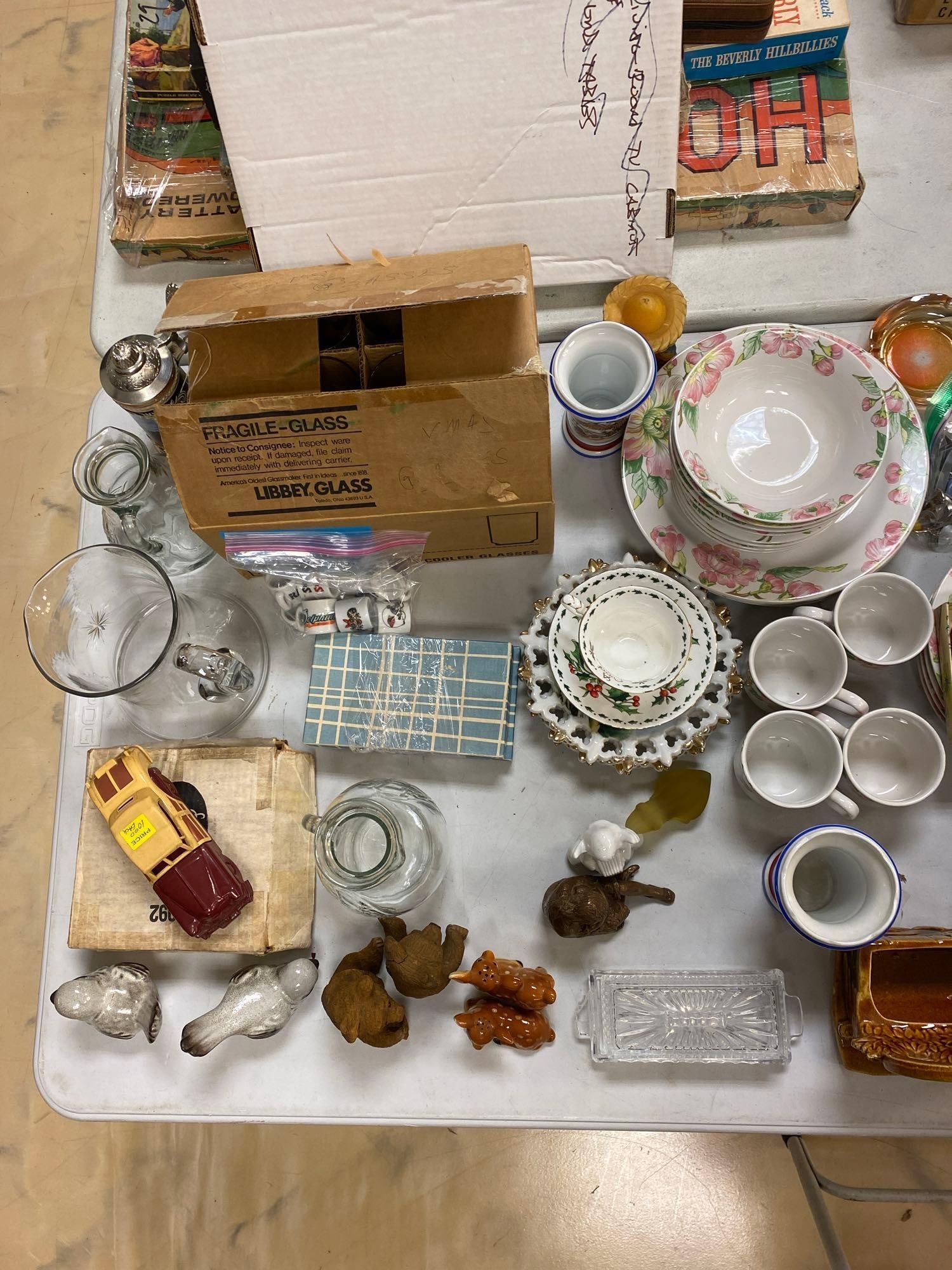 Group of Assorted kitchenware - 2