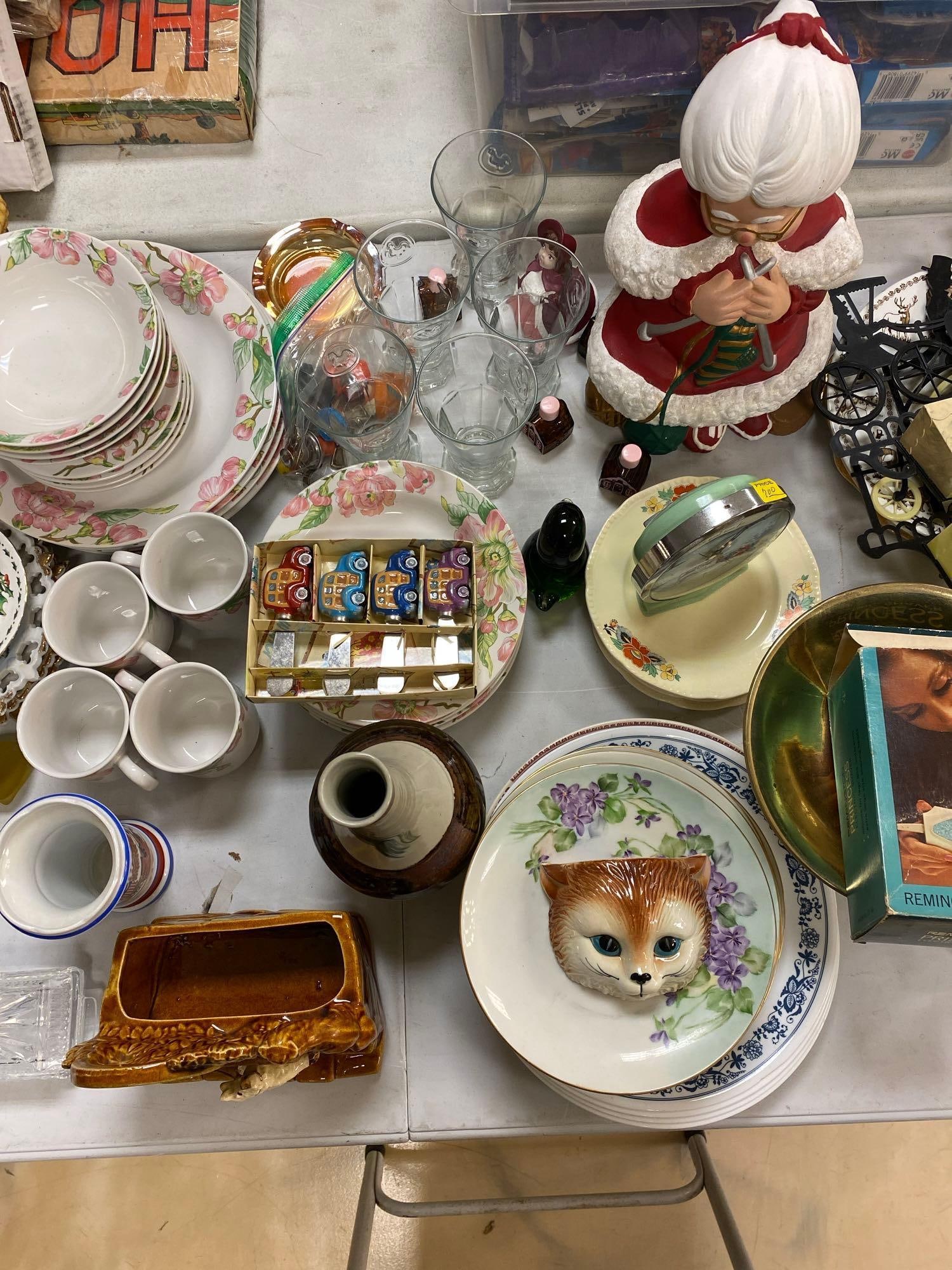 Group of Assorted kitchenware - 3