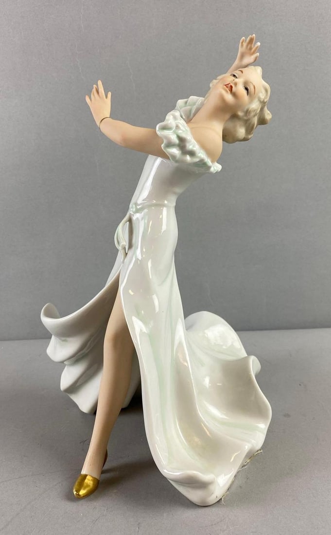 Vintage Porcelain Figurine of Dancing Women (1 of 5)