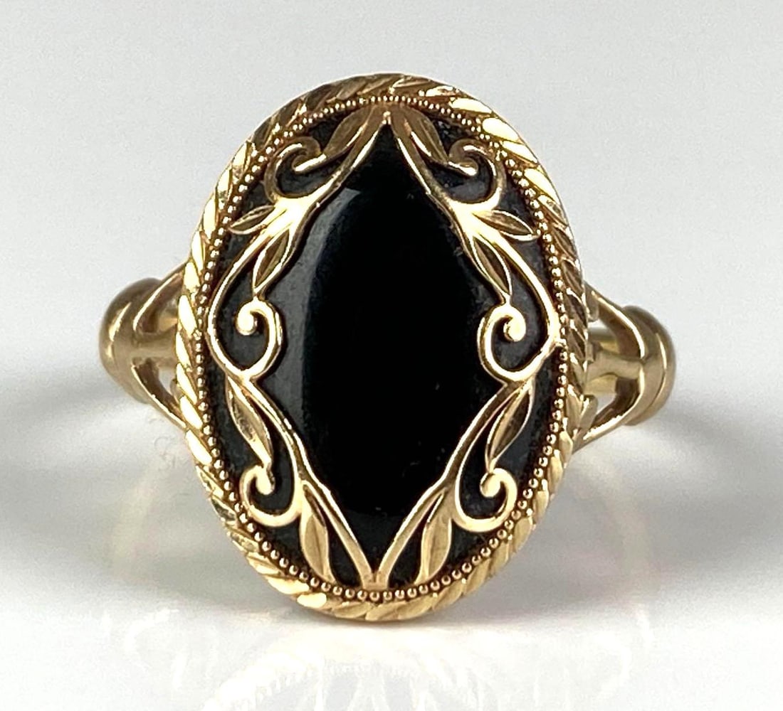 14K Yellow Gold Onyx Ring: total weight of 4.9 grams, size 8