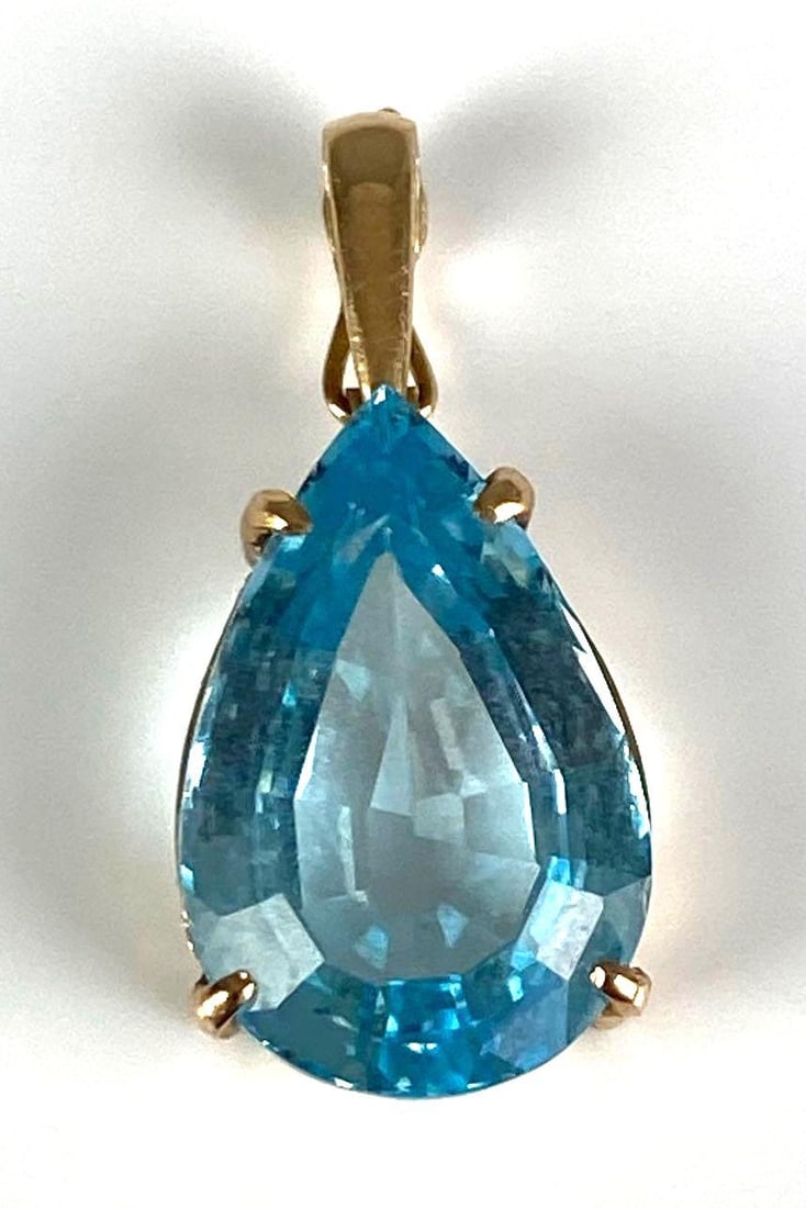 14K Yellow Gold Sapphire Pendant: total weight of 3.2 grams, measures 1” H