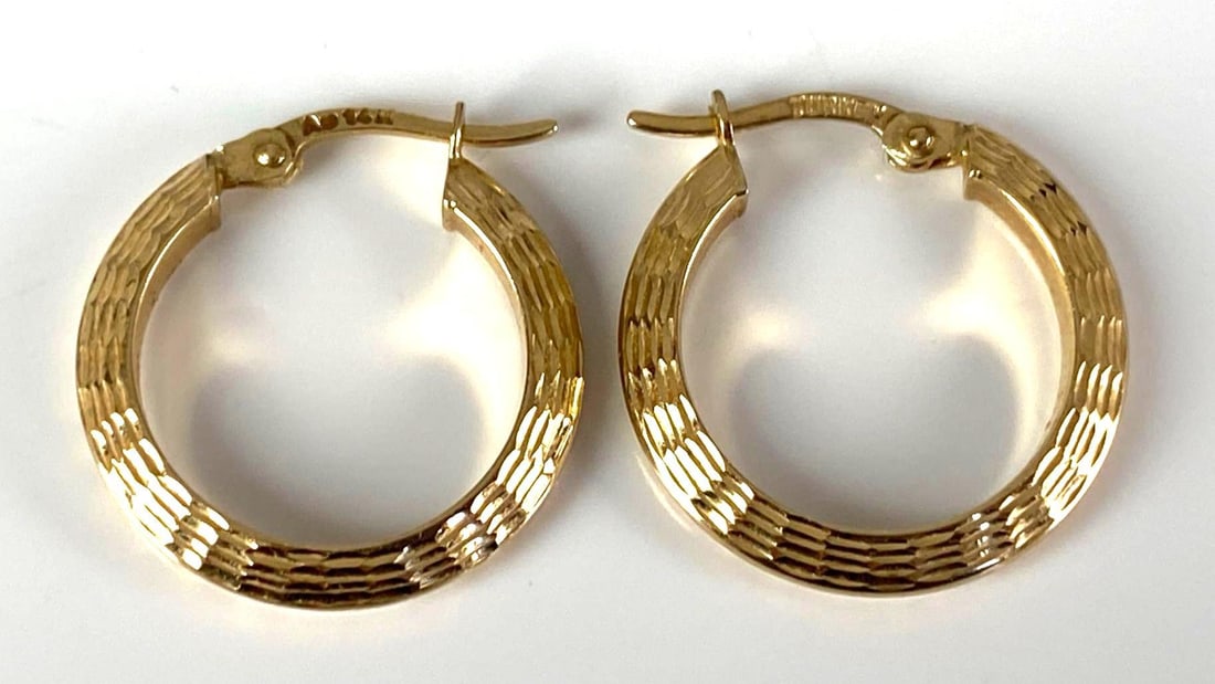 14K Yellow Gold Hoop Earrings: total weight of 1.4 grams, measures 3/4” H