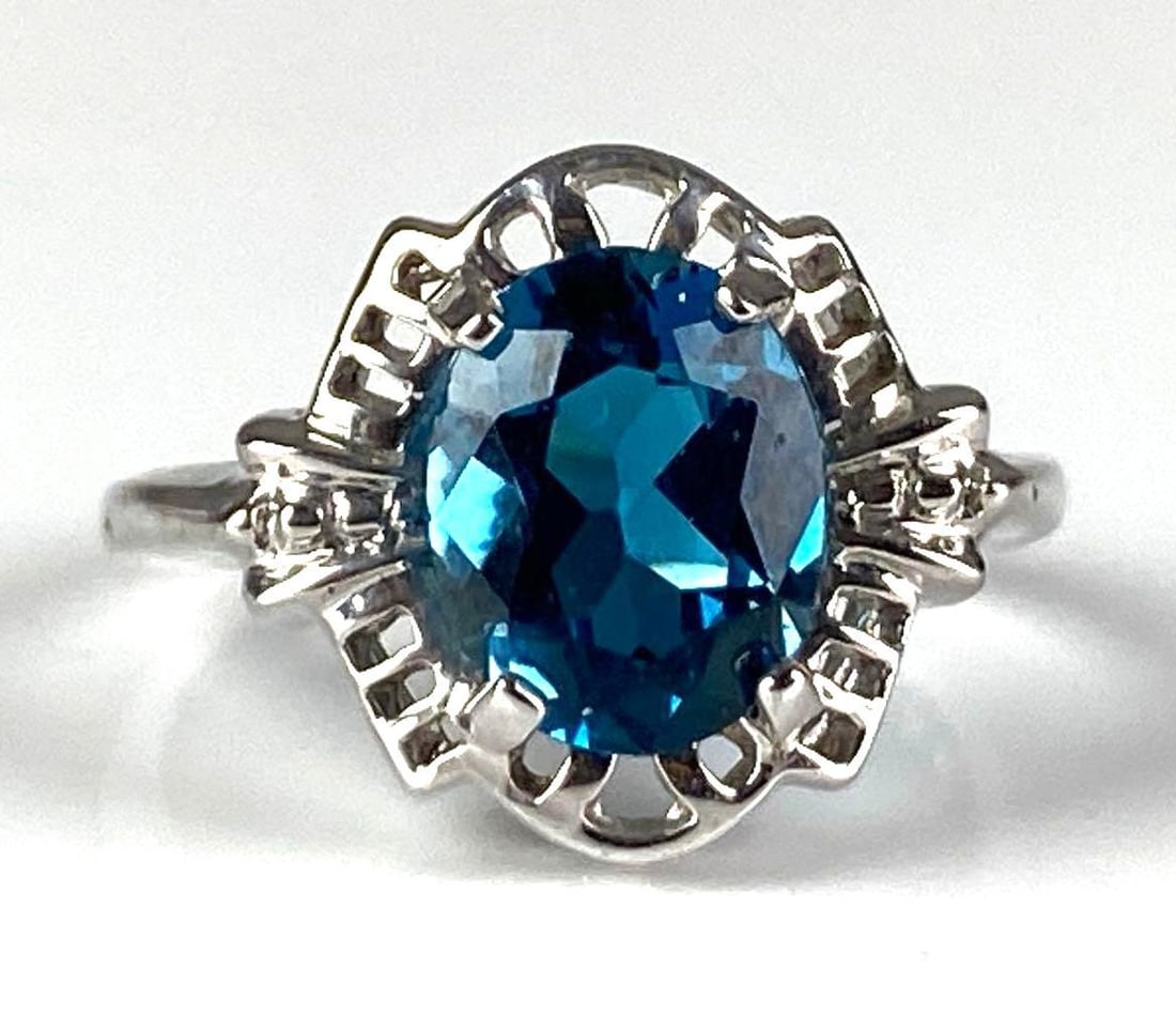 Signed EL 10K White Gold Blue Topaz Ring: total weight of 3.4 grams, size 7 1/2