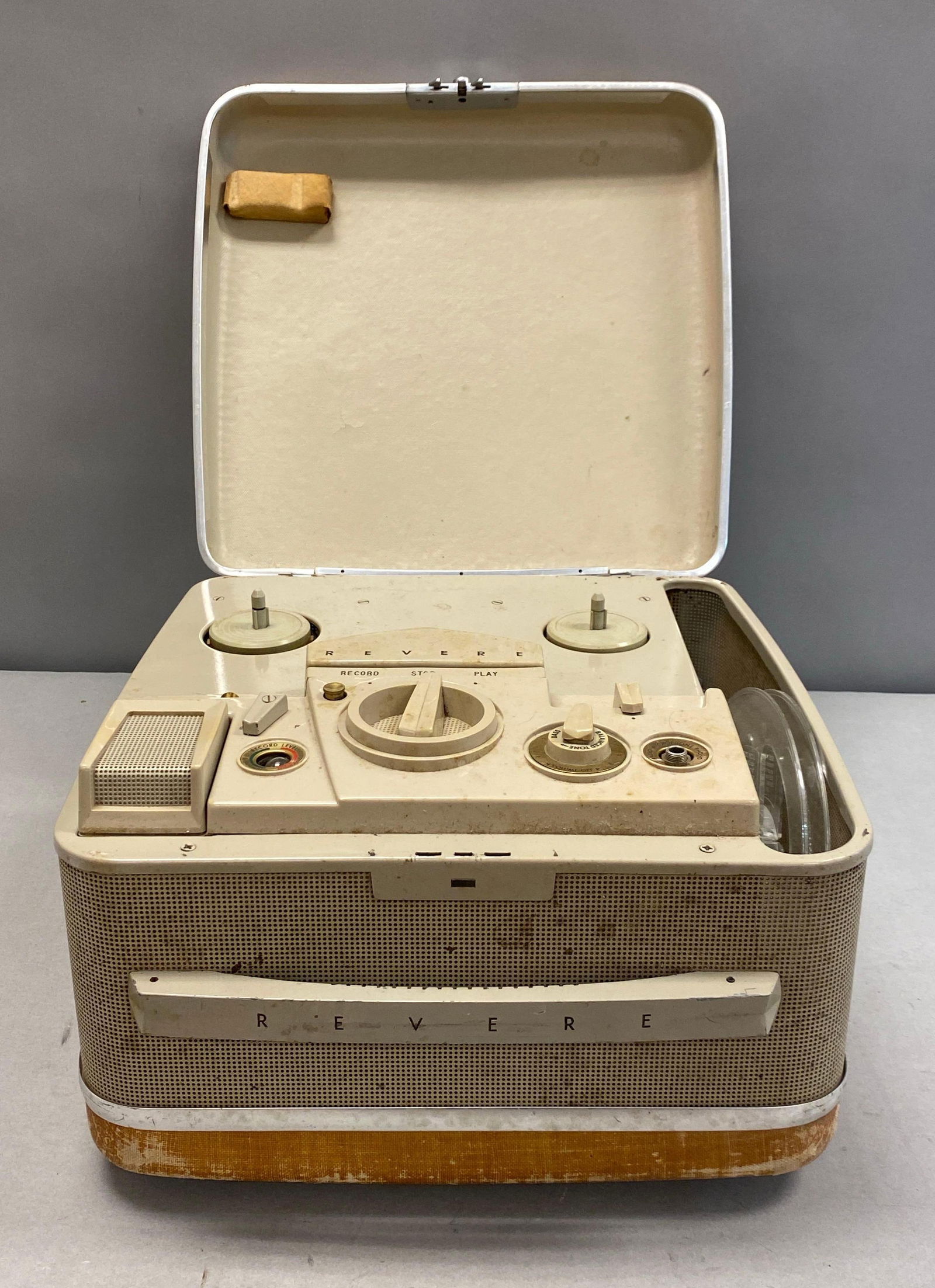 Revere Tape To Tape Portable Magnetic Recorder: Powers on, measures 9” H x 14” W x 15” D