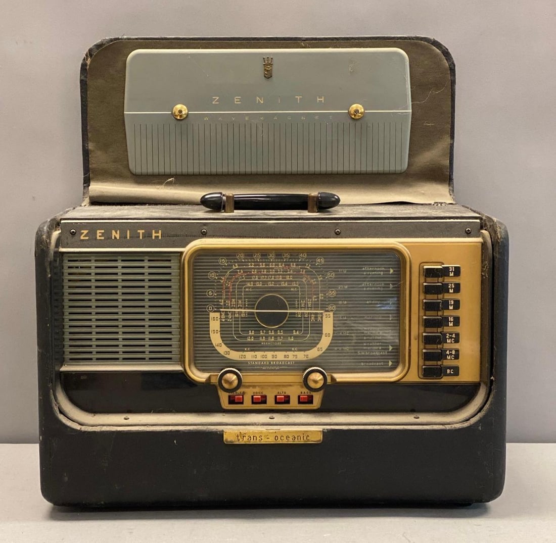 Zenith Trans-Oceanic Portable Tube Radio (1 of 3)