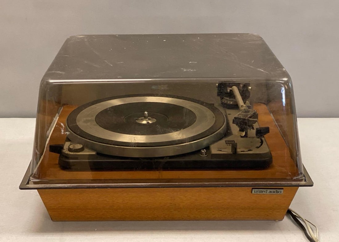 United Audio Duel 1019 Turntable (1 of 3)