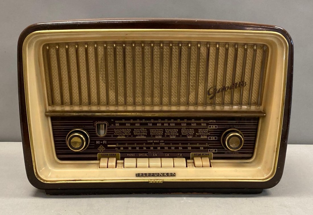 Telefunken Superheterodyne Gavottee 8U Tube Radio (1 of 2)