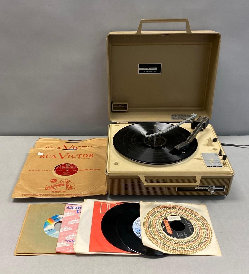 General Electric SS Wildcat Portable Record Player: In working condition, Includes various 45s and vinyl records, measures 7” H x 13 1/2” W x 14” D