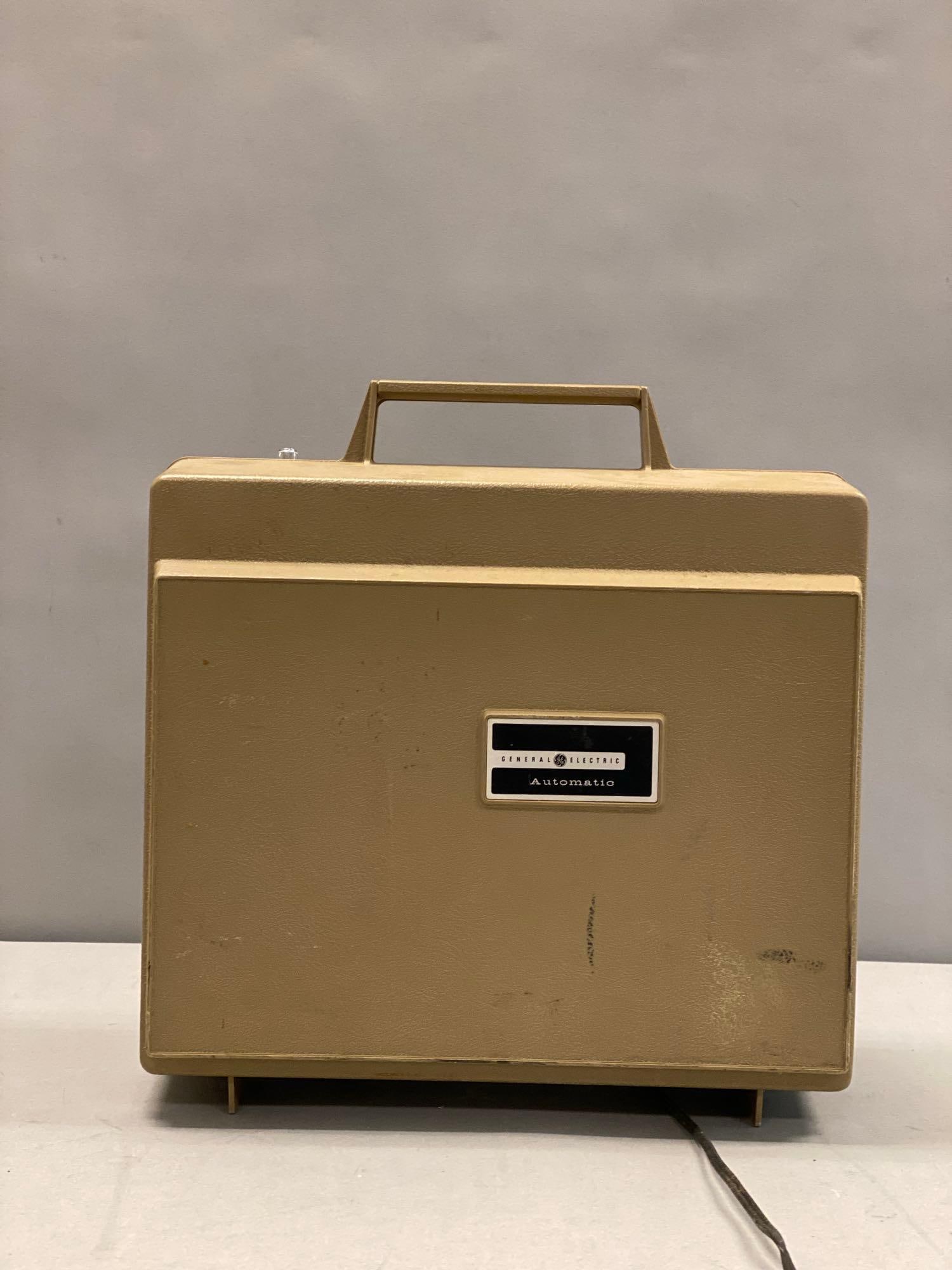 General Electric SS Wildcat Portable Record Player - 3