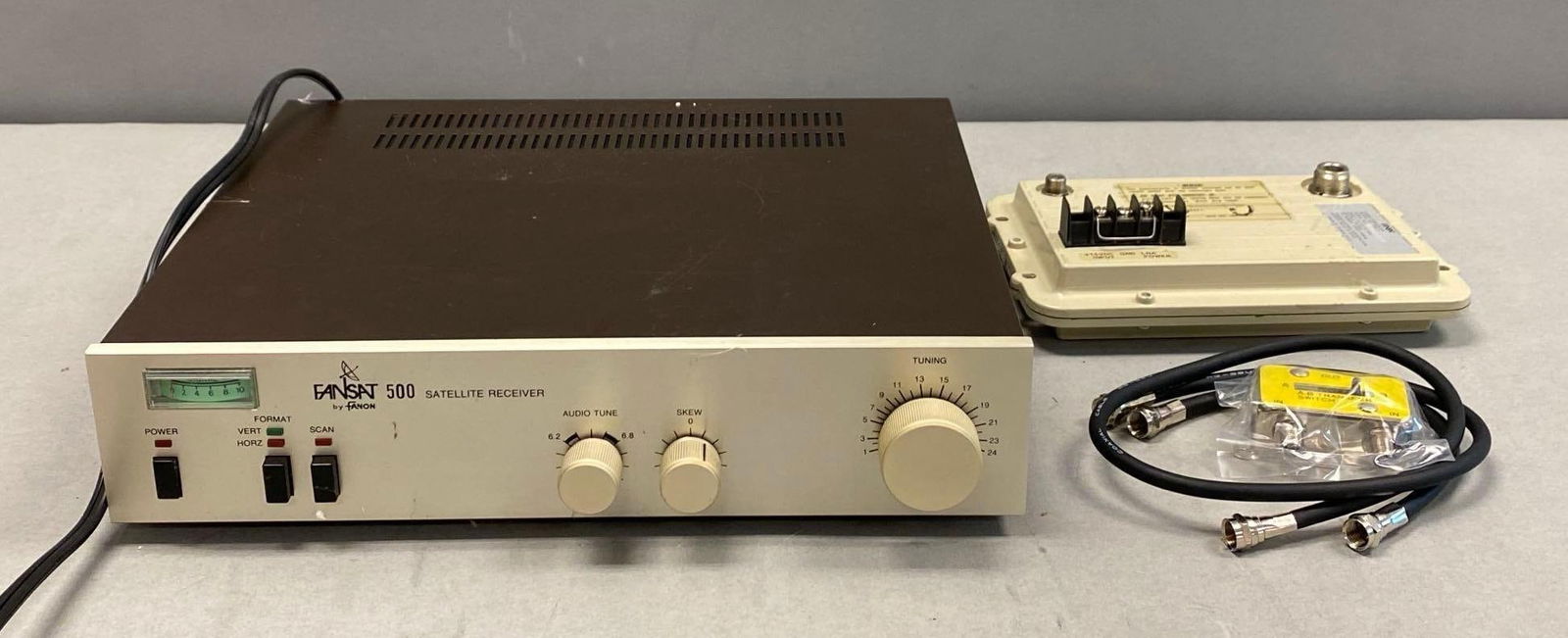 Fansat 500 Satellite TV Reciever with Accessories: Powers on, in original box, Includes downconverters and cord, measures 3” H x 10 3/4” W x 11” D