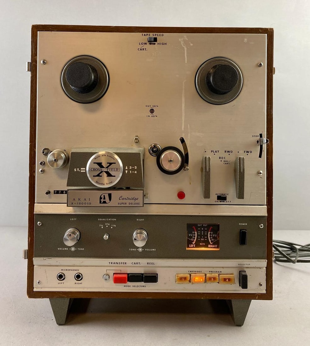 Akai A Cartridge Super Deluxe Reel to Reel Tape / Eight Track Player: Powers on, plays music. Measures H 16 1/2 x W 7 x L 13 inches.