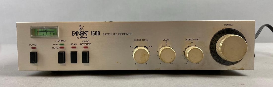 Fanon Fansat Satellite Receiver: power on. Measures H 3 x W 10 x L 12 inches.