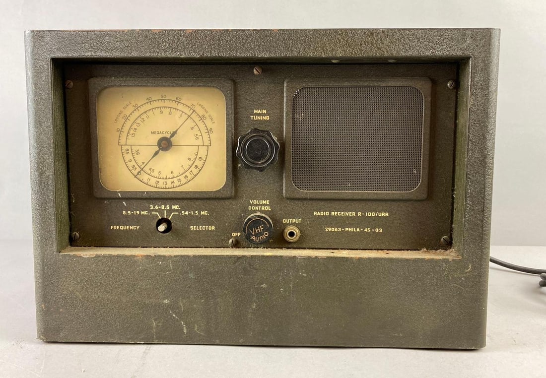 WWII US Army Signal Corps Radio Receiver: Non Working Condition. Has Short when powered. Missing front knob. Measures H 11 x W 9 x L 17 inches.