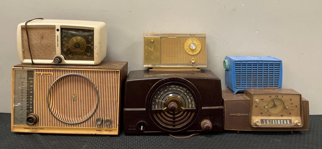 Group of Vintage Radios (1 of 2)