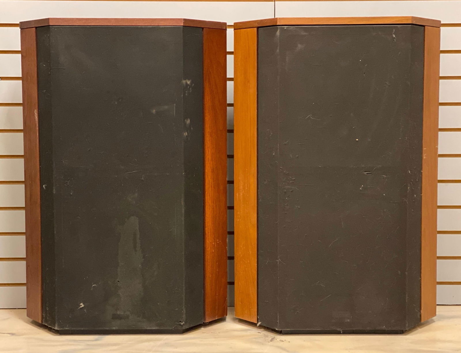 Pair of Advent 6003 Floor Loudspeakers (1 of 3)