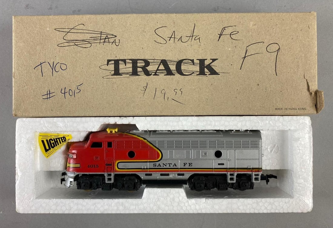 Tyco HO Scale Santa Fe 4015 Locomotive (1 of 5)
