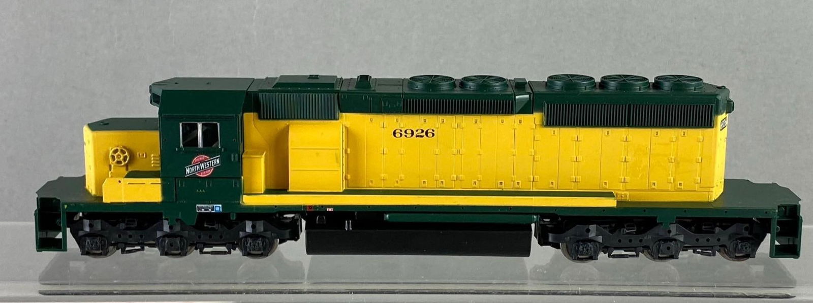 Athearn HO Scale Chicago & Northwestern 6926 Locomotive (1 of 5)