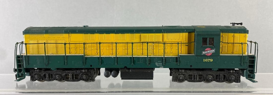 Athearn HO Scale Chicago & Northwestern 1679 Locomotive (1 of 5)