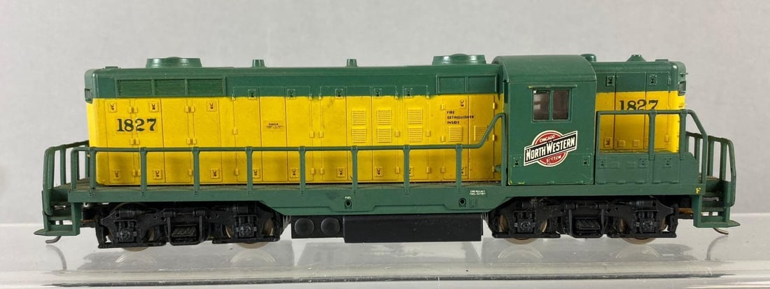 Athearn HO Scale Chicago & Northwestern 1827 Locomotive (1 of 5)