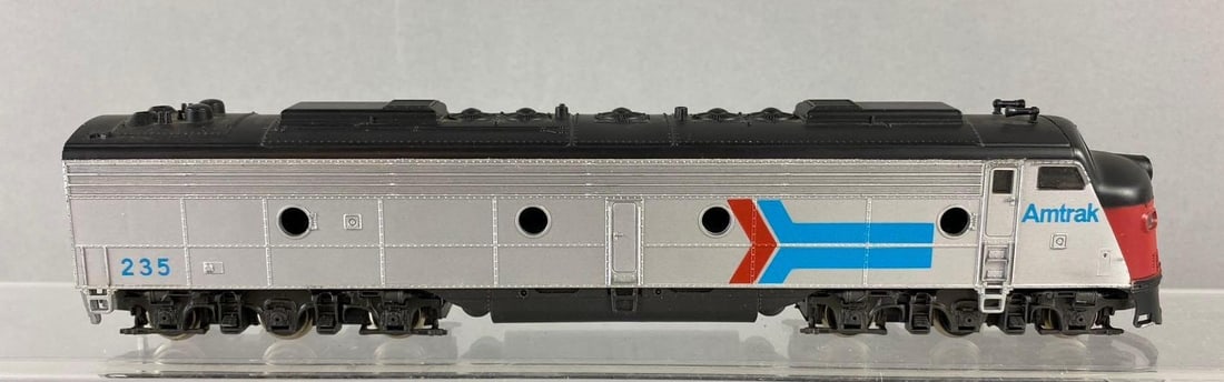 Rivarossi Italian HO Scale Amtrak 235 Locomotive (1 of 5)