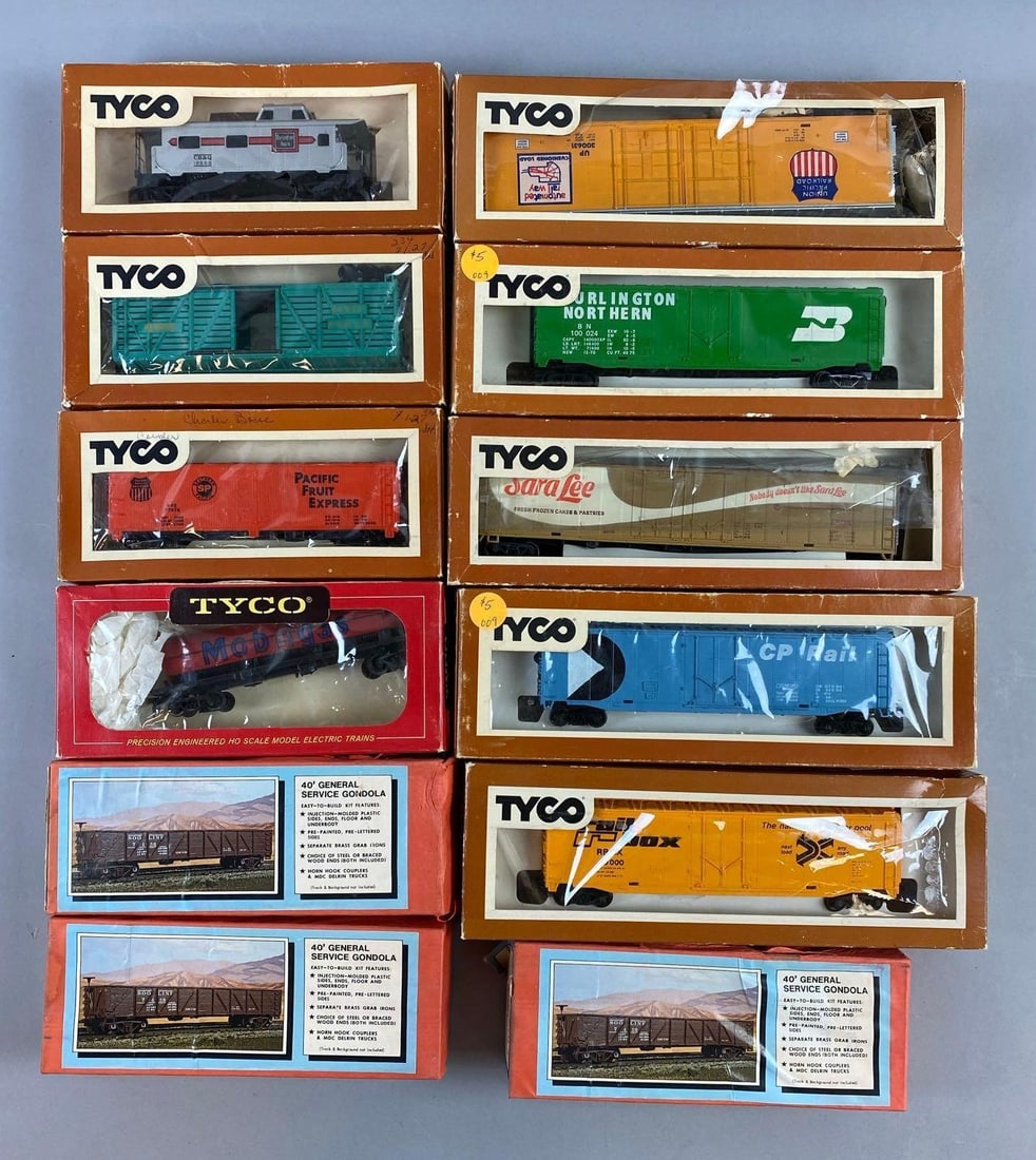 Group of 12 Tyco HO Scale Train Cars and More (1 of 4)