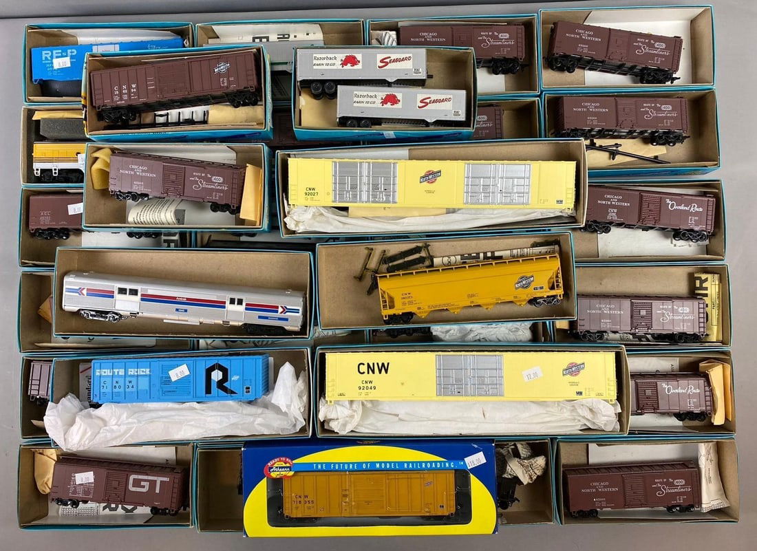 Group of 33 Athearn HO Scale Boxcars and More (1 of 9)