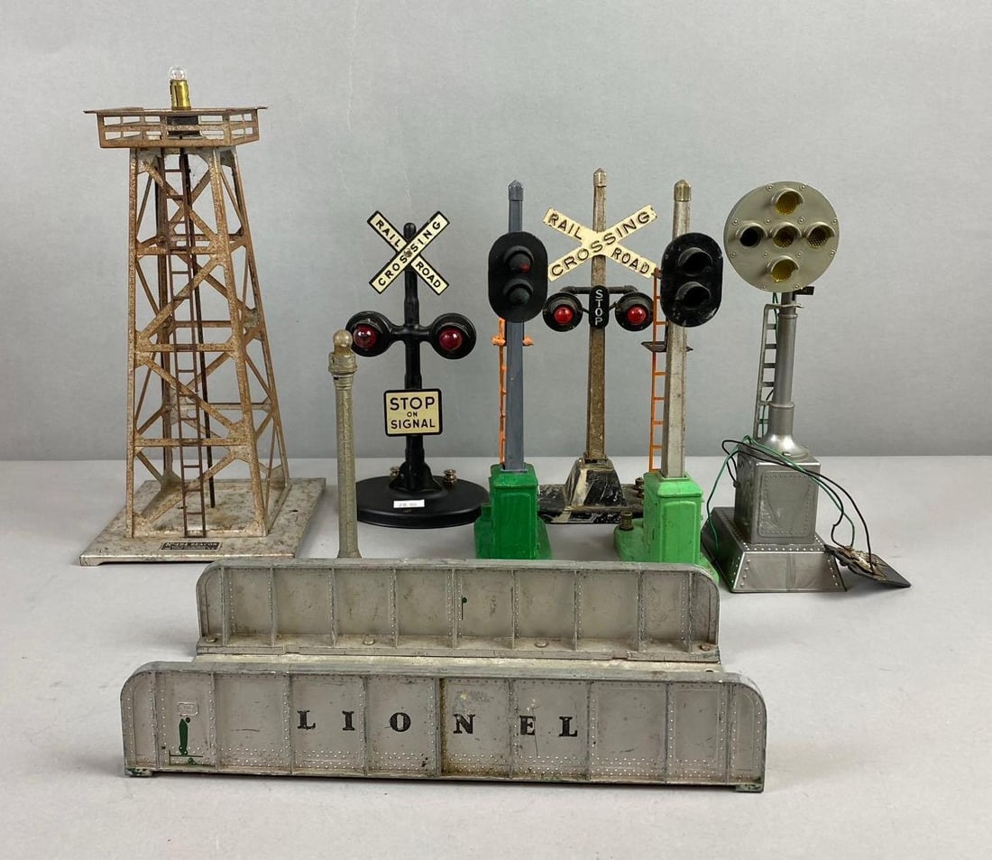 Group of Assorted Lionel Trains Accessories (1 of 3)