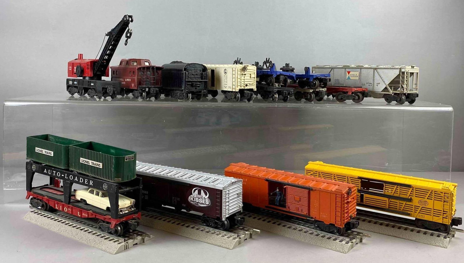 Group of 14 Lionel Trains O Scale Boxcars and More (1 of 3)