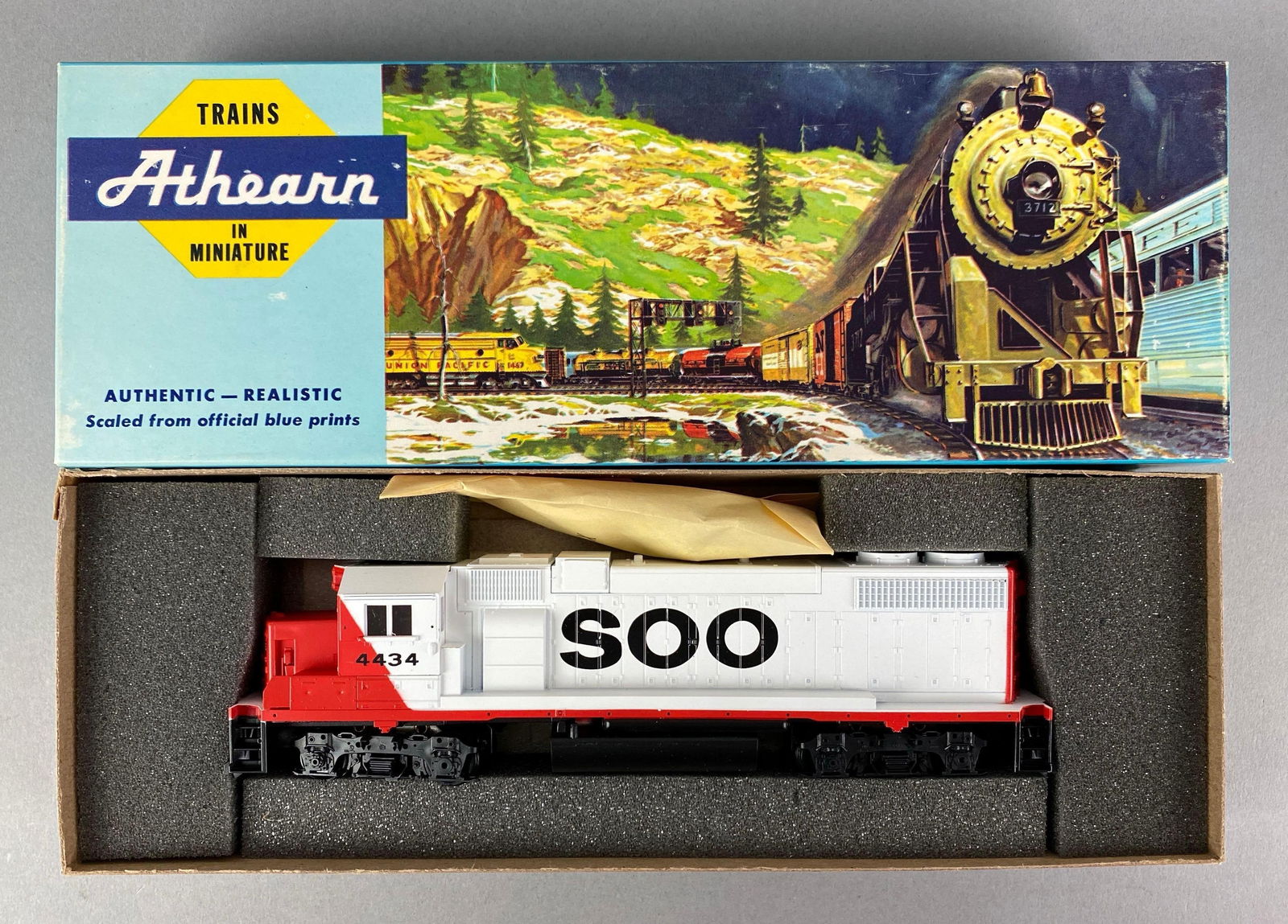 Athearn HO Scale SOO GP38-2 DMY Locomotive (1 of 2)