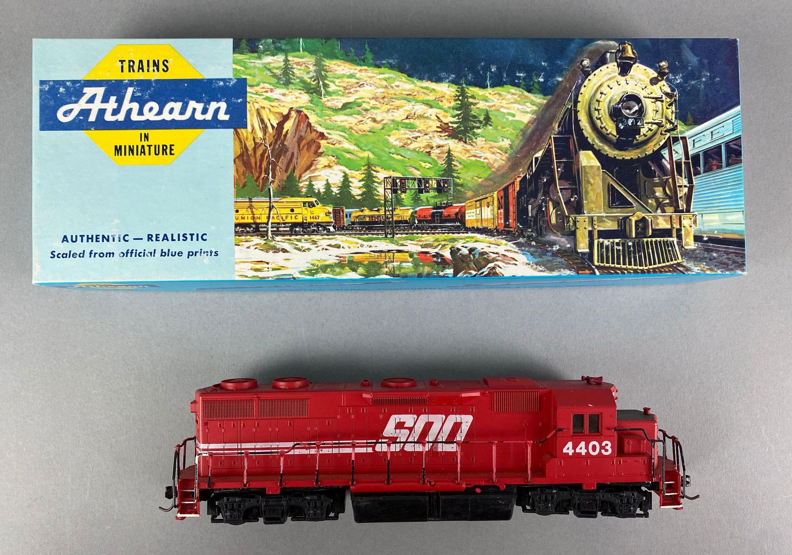 Athearn HO Scale SOO SD40 Red Diesel Locomotive: Untested, SOO line, locomotive measures 8 1/2? in length